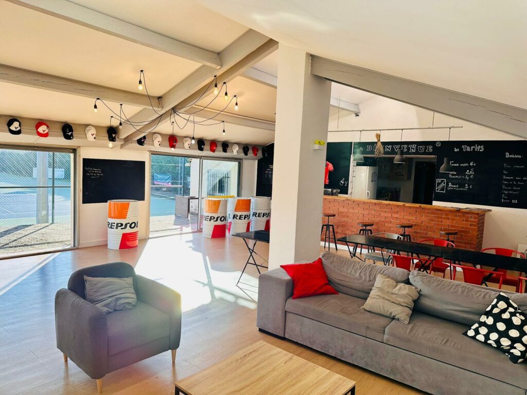 CLUB HOUSE 4